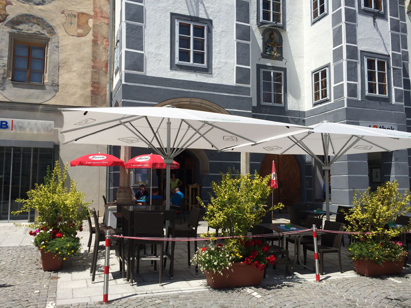 Gastgarten vor dem historischen Gebäude am Freistädter Hauptplatz